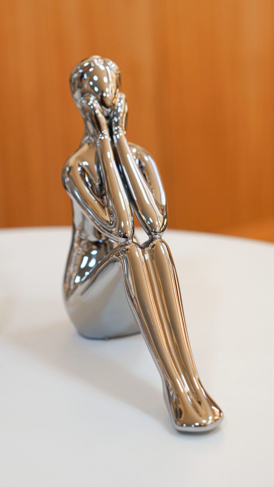 FIGURA MUJER SENTADA PLATA