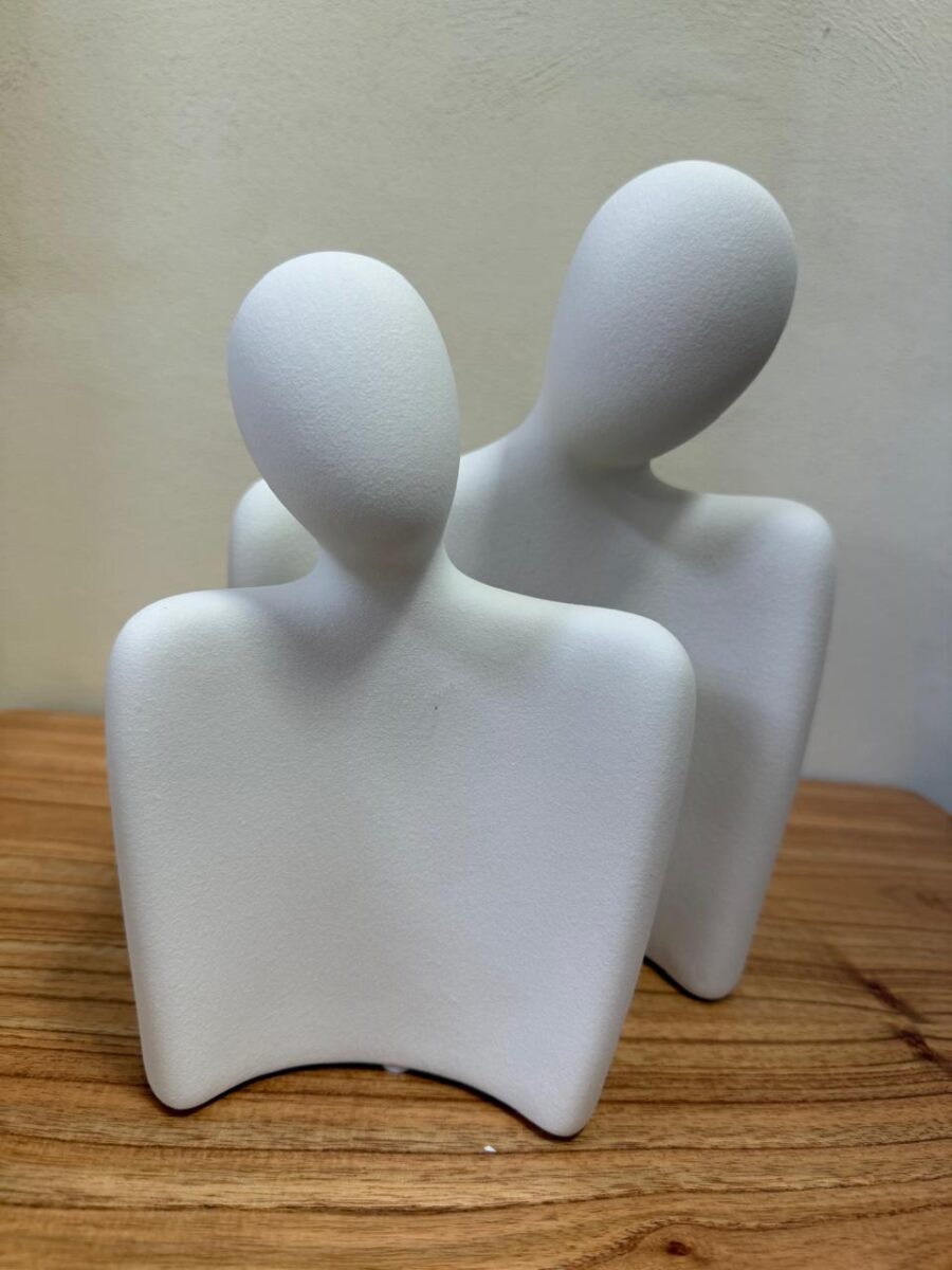 SET X 2 ESCULTURA PAREJA BLANCA 25 X 19 X 5.5 CM