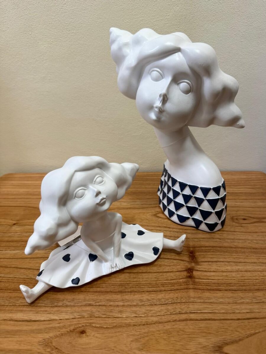 ESCULTURA NIÑA SENTADA