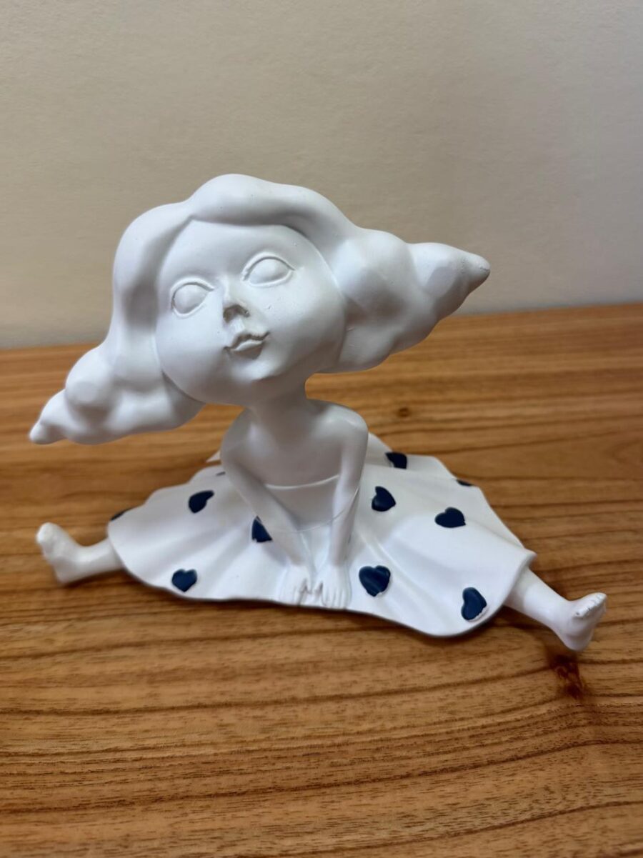 ESCULTURA NIÑA SENTADA