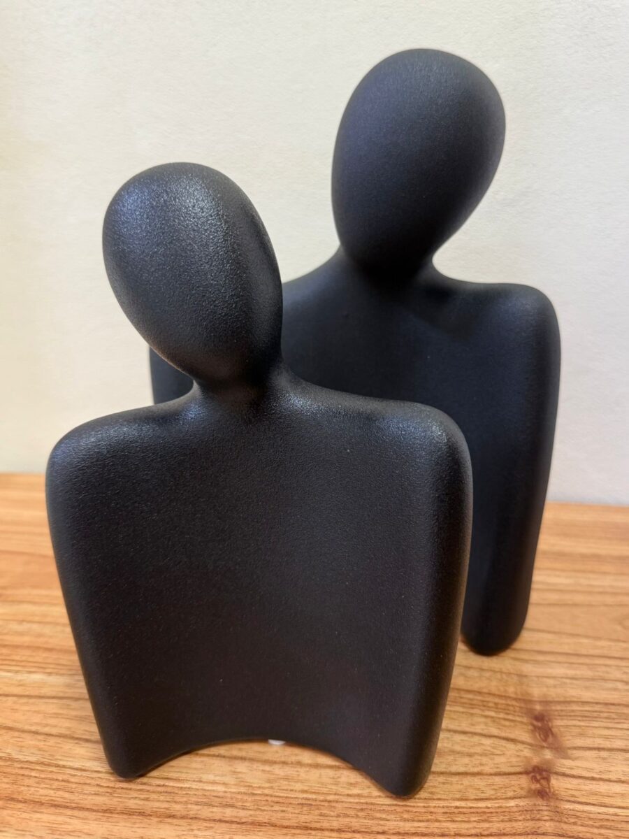 SET X 2 ESCULTURA PAREJA NEGRO 25 X 19 X 5.5 CM